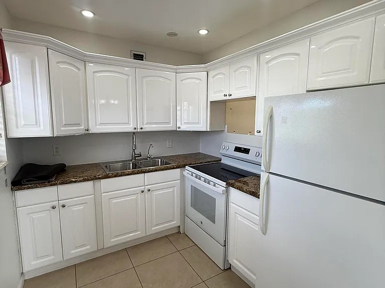 184 Easthampton H — Photo 1
