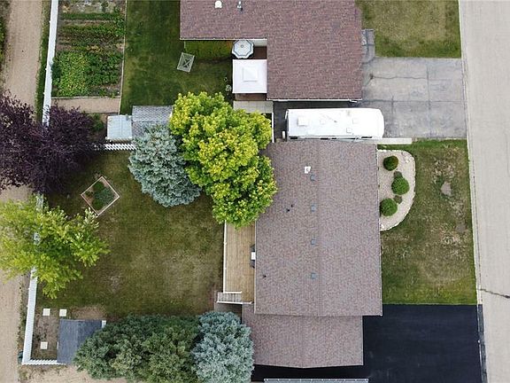 2nd image of 741 Golburn Cres
