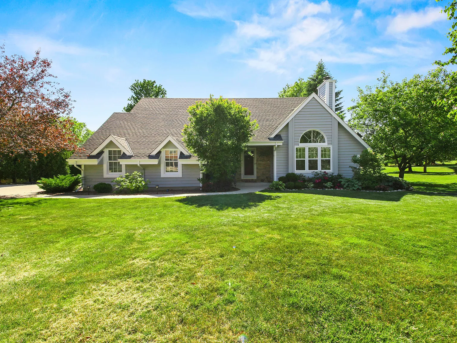 W147N7035 Woodland Dr photo 1
