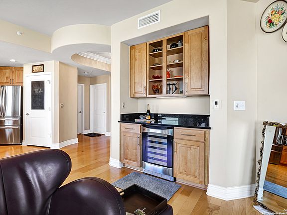 5th image of 215 CENTER #902