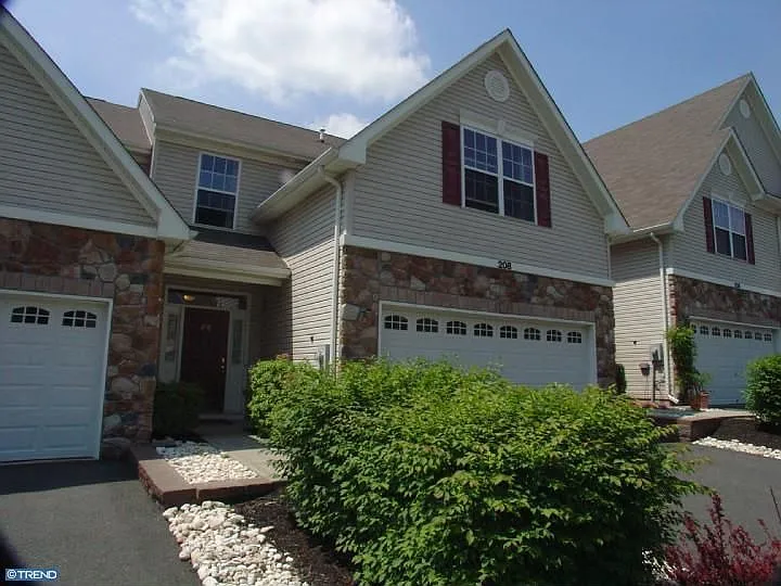 208 Brinley Dr photo 1