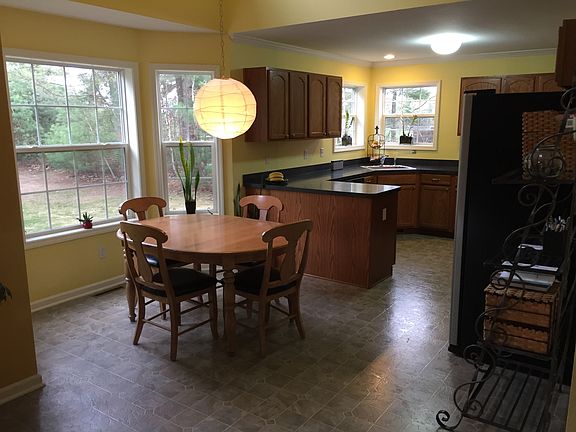 3rd image of 173 Farr Ln