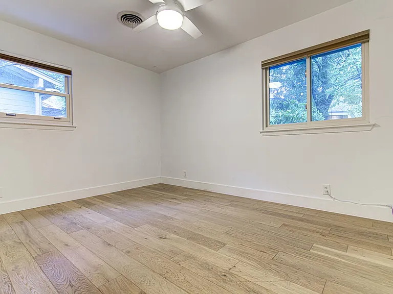 2704 Nottingham Ln — Photo 10