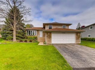 1260 W Sturbridge Dr, Hoffman Estates, IL 60192