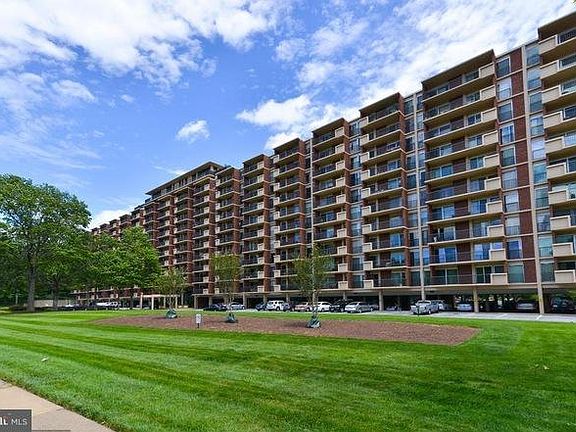 4th image of 1300 Army Navy Dr APT 509