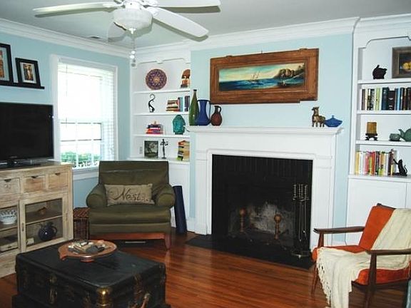 Living Room with fireplace