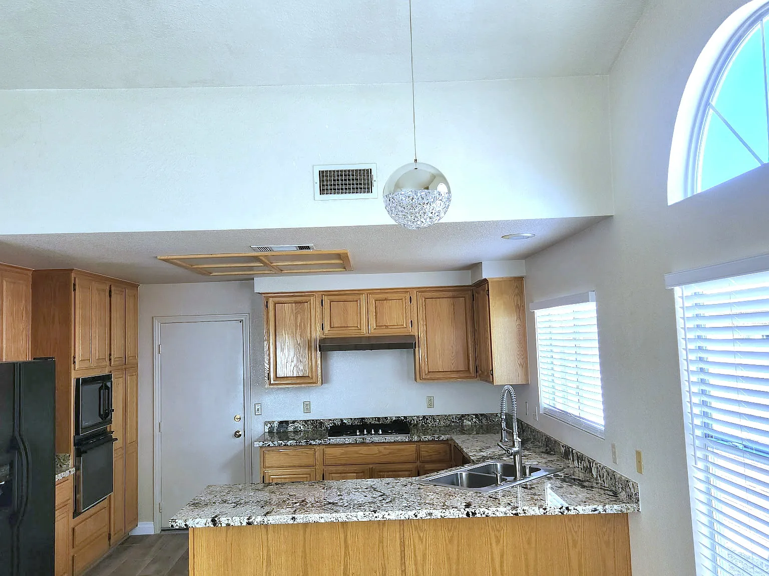 5 bed, 2033 sqft, $2,650 — Photo 3