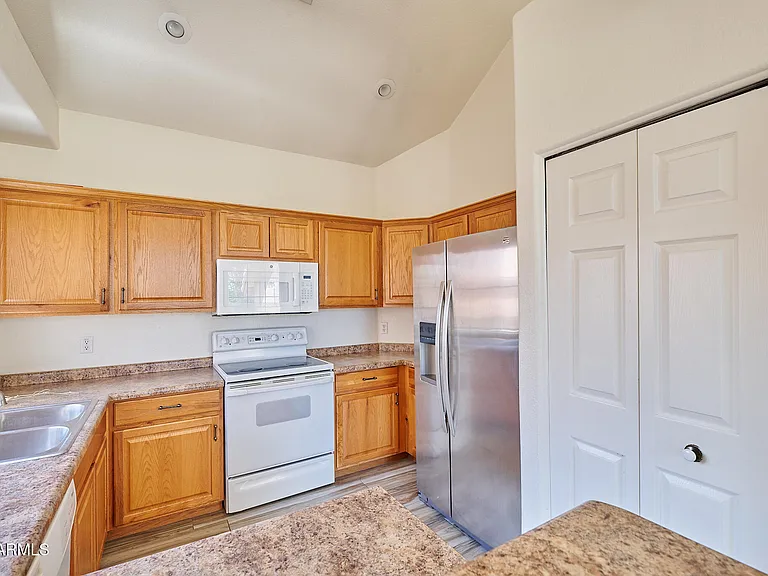 1001 N Pasadena St #61 — Photo 3