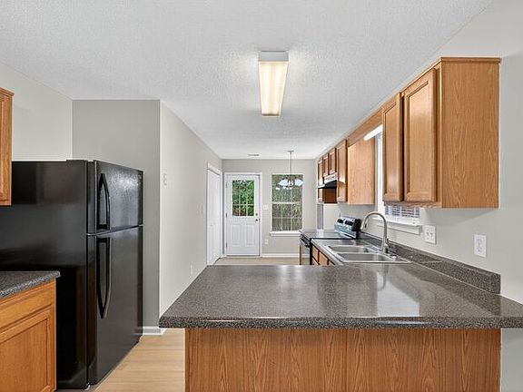 3rd image of 1584 Wembley Dr