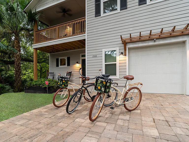 Skip the car keys and cruise the local paths. We provide bikes for your stay (conveniently tucked away in the garage when not in use) so you can easily ride to local shops, dining, or the beach.