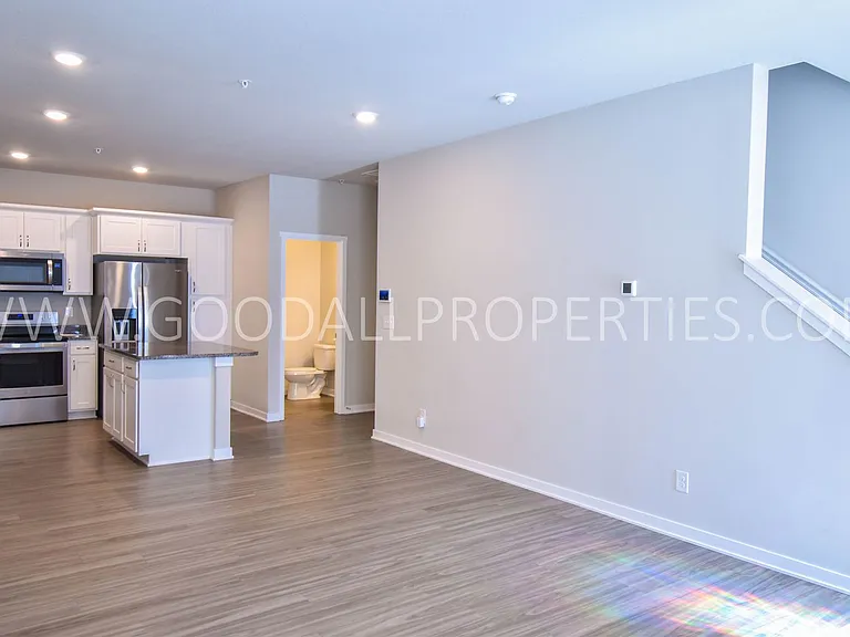 853 NE Iris Ave — Photo 2