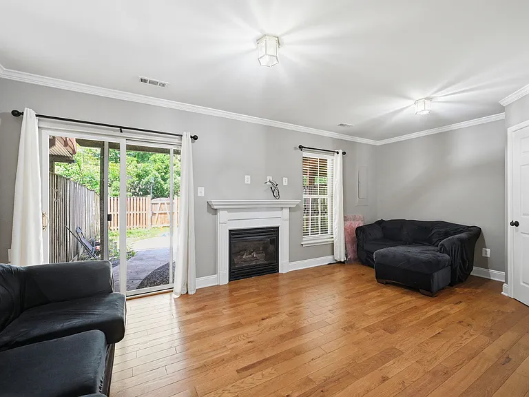 25203 Dunvegan Sq — Photo 3