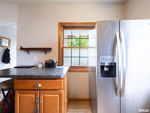 3rd image of 301 E Pearl St