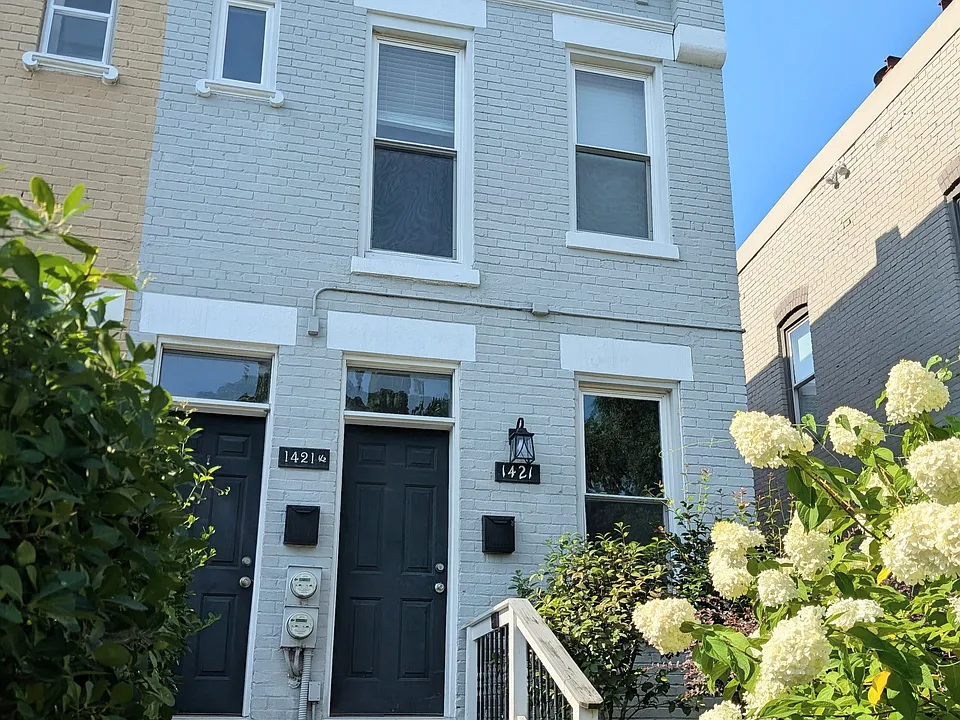 1421 E St NE