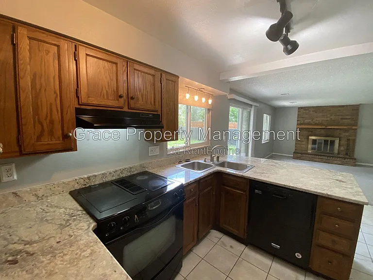 10870 Stuart Cir — Photo 3