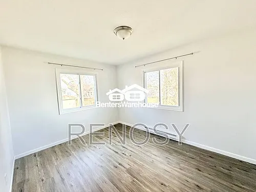 211 S Green St Photo 1