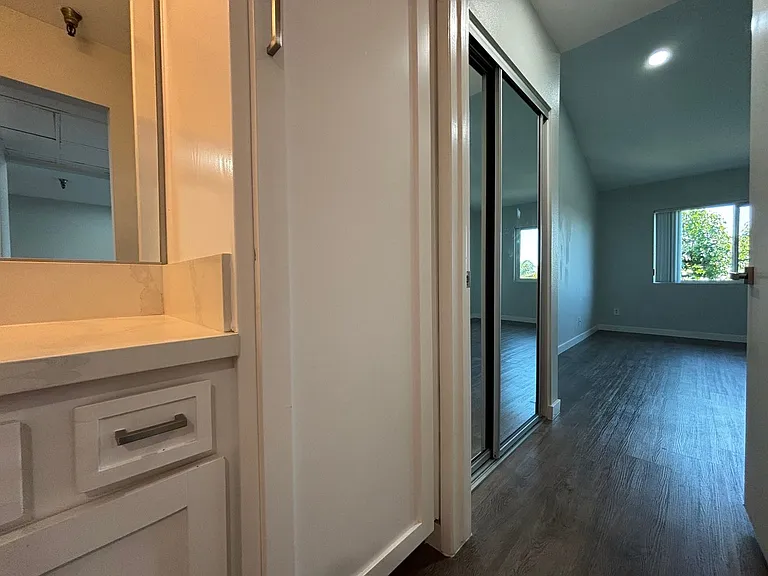 110 S Sweetzer Ave — Photo 57