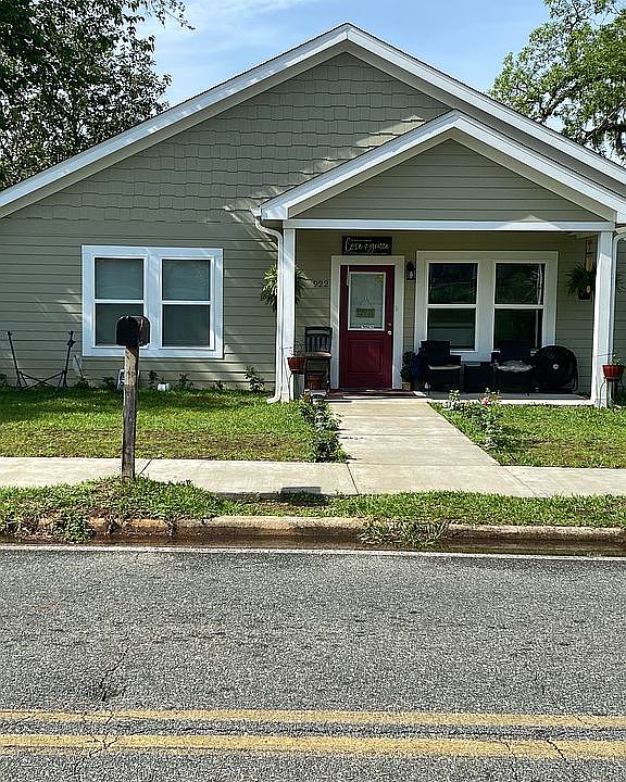 1st image of 922 W Crawford St