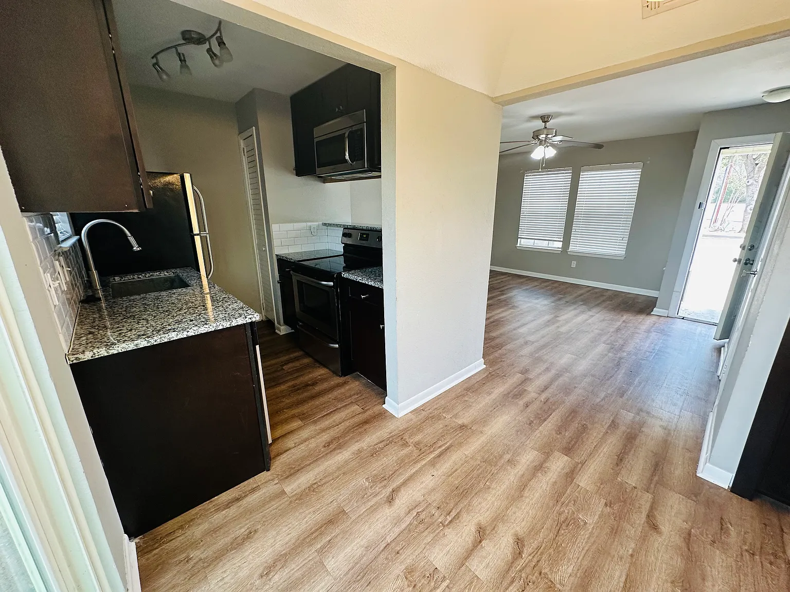 1 bed, 1.5 bath, 875 sqft, $1,210 — Photo 3