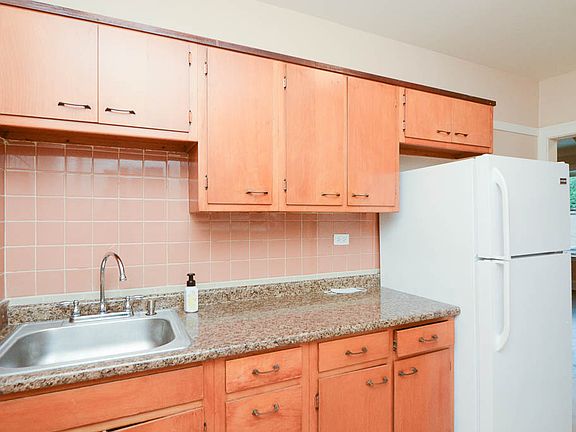 3rd image of 6326 N Artesian Ave Unit 2R