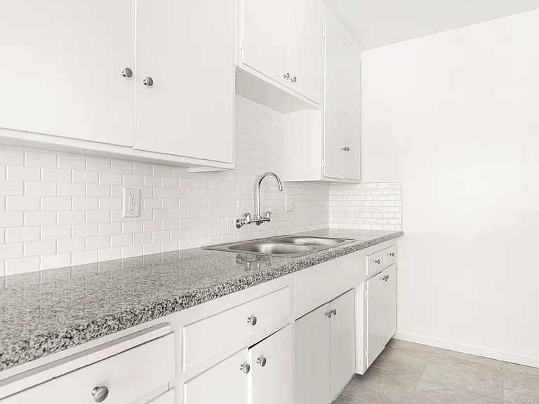 12858 Oxnard St #5 — Photo 10