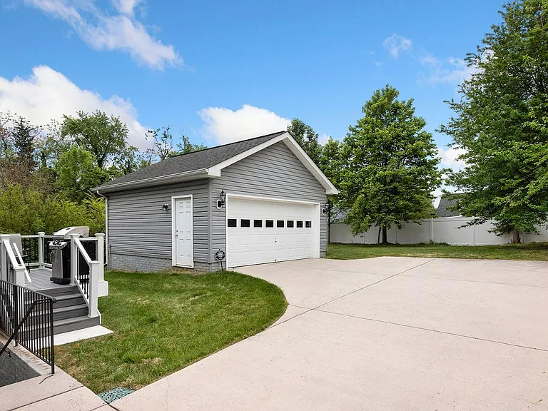 2427 Fort Dr — Photo 25