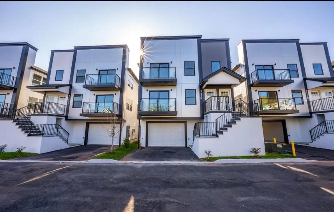 716 Seaport Dr — Photo 1