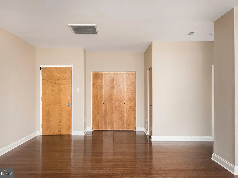 220-2 S 16th St #1002 — Photo 8