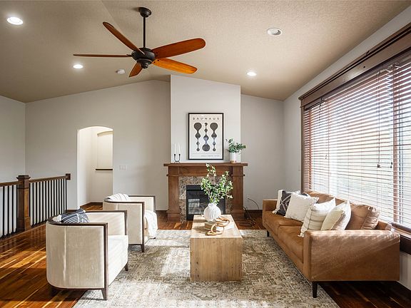 5th image of 300 NW Sunset Ln