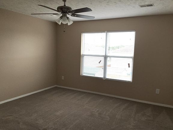 3rd image of 2811 Creekbend Dr
