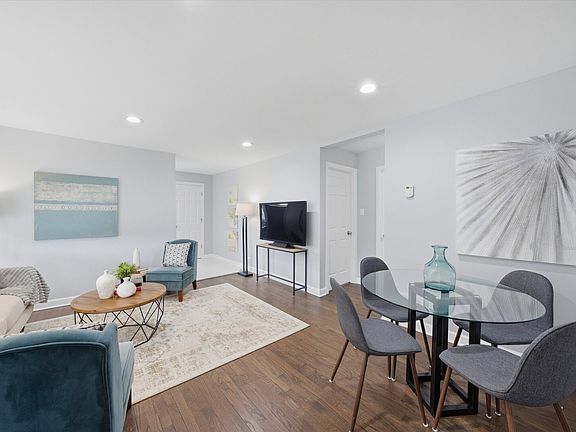 3rd image of 2658 W 83rd St