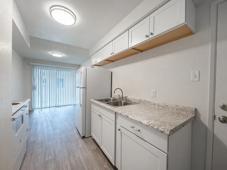 Colony Studios & Apts — Photo 17