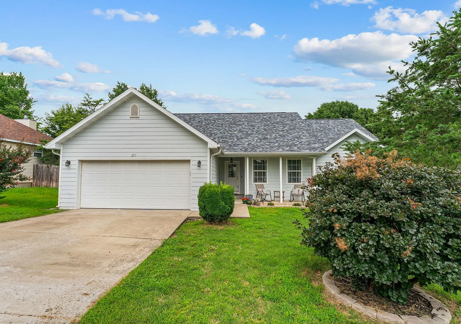 Beautifully Updated 3-Bedroom Home with 2 Baths 2 Car Garage with fenced yard — Photo 3