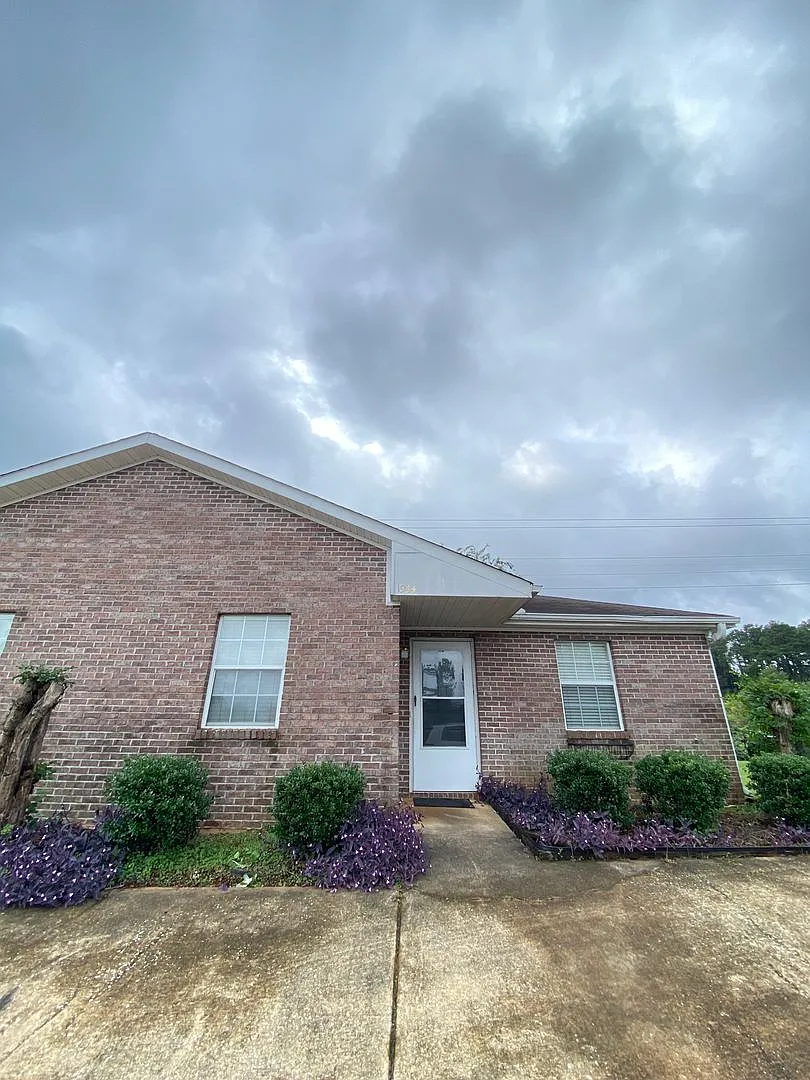 Comfort Meets Convenience in This 2 Bed/2 Bath — Photo 1