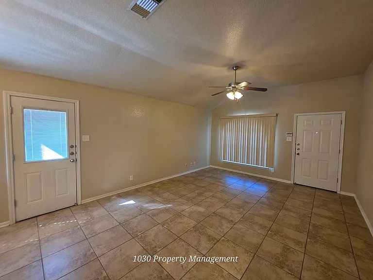 5804B Aquarius Dr — Photo 3