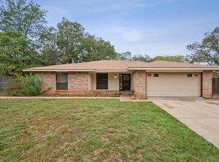 613 Coopers Ln, Kennedale, TX 76060