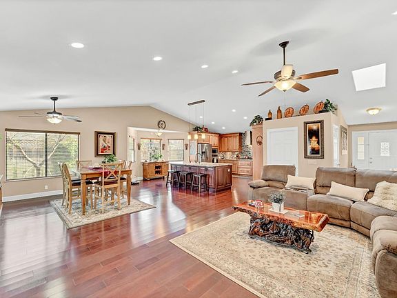 3rd image of 15930 El Pajaro Ct