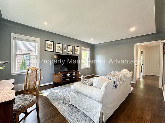 4th image of 2415 Hyland St