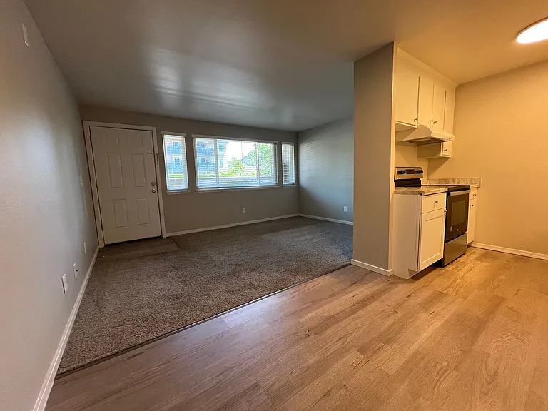 Julee Apartments — Photo 4
