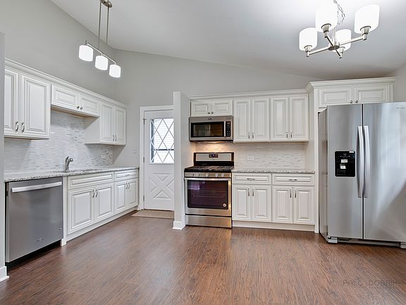 5th image of 556 Wilmette Ave
