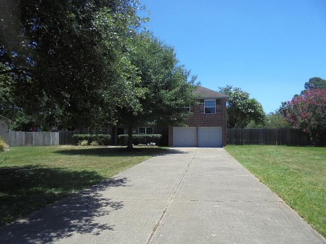 Beautiful 2 story home on a spacious homesite with