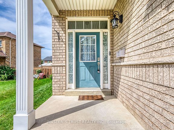 4th image of 797 Khan Cres