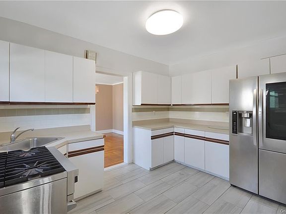 4th image of 105 Greenvale Ave