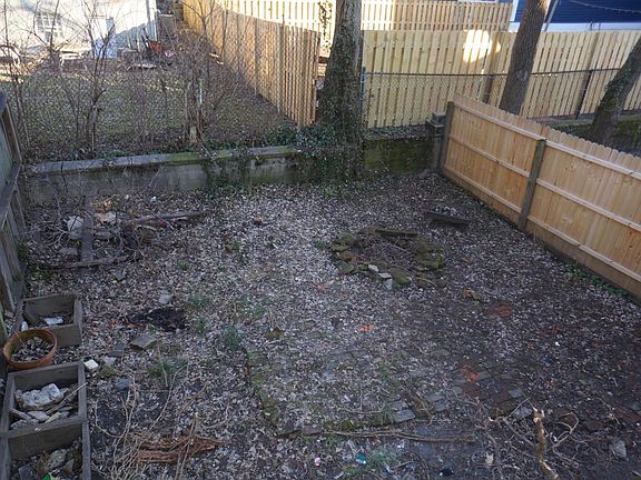 3rd image of 2310 W Clifton Ave