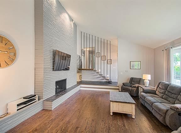 5th image of 10031 Foster St