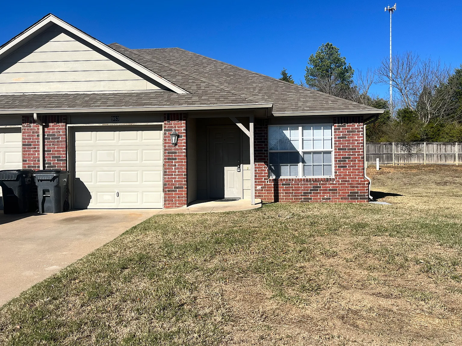 983 Clearwater Cir — Photo 2