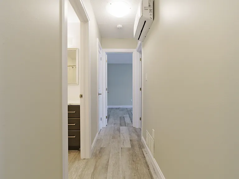 889 Chestnut Cres — Photo 10