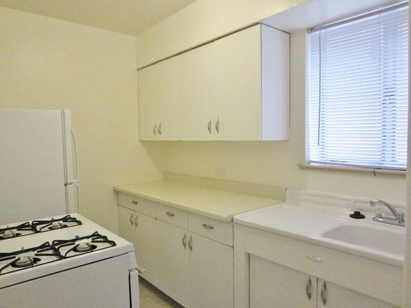 3rd image of 680 N Pearl St APT 4