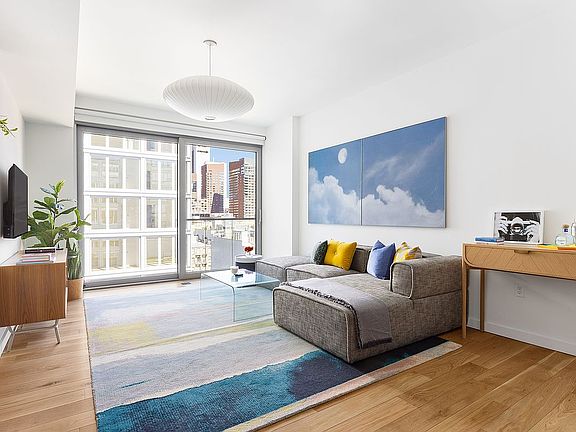 4th image of 547 W 47th St Unit Penthouse 5