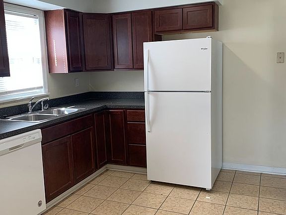 5th image of 90 Forest Hill Dr